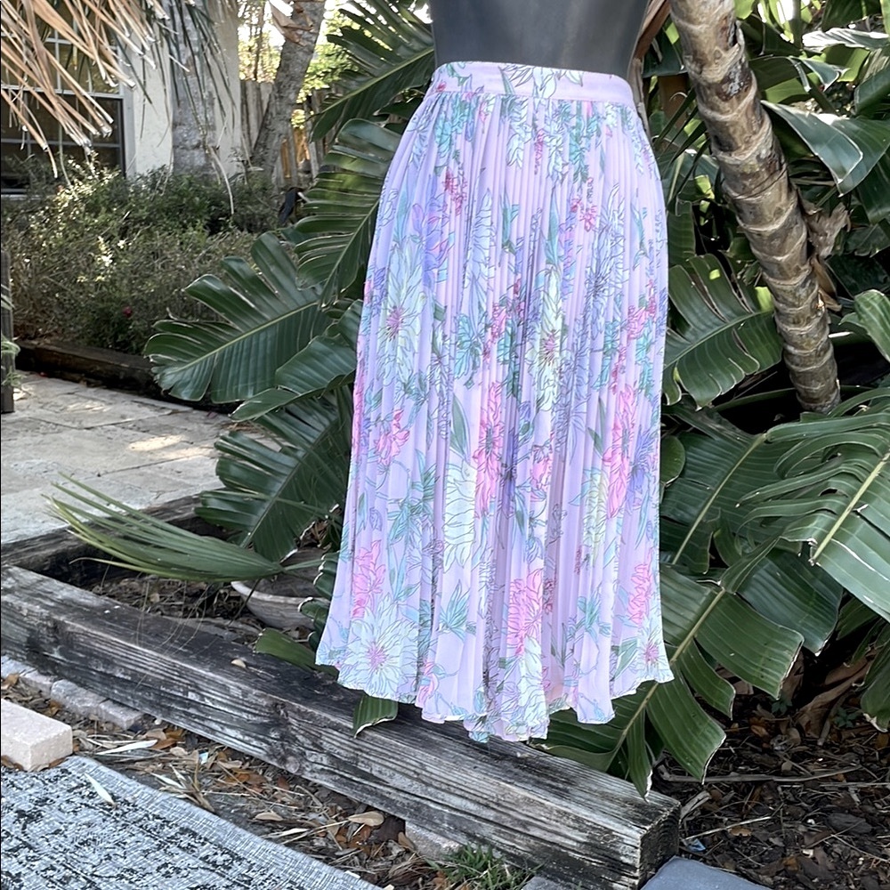 Pleated floral skirt.